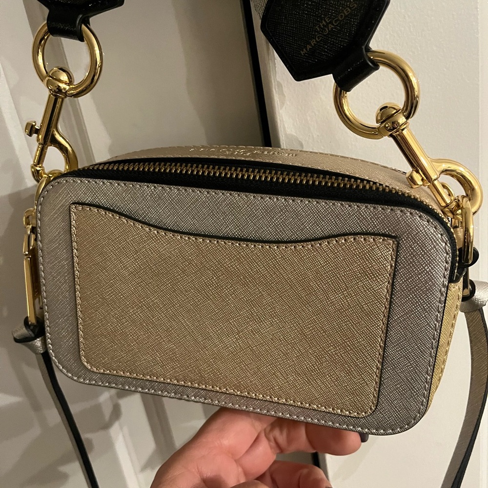 Marc Jacobs Silver/ Gold Metallic Snapshot Crossbody Camera Bag NWOT - Picture 2 of 16